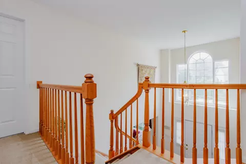 Entry Way - 1438 Della Dr, Hoffman Estates, IL 60169 photo 2 of 3
