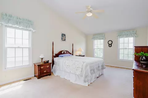 Bedroom - 1438 Della Dr, Hoffman Estates, IL 60169 photo 1 of 4
