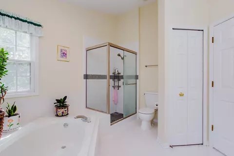 Bath - 1438 Della Dr, Hoffman Estates, IL 60169 photo 3 of 4