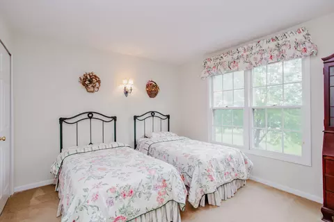Bedroom - 1438 Della Dr, Hoffman Estates, IL 60169 photo 2 of 4