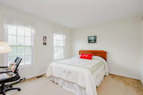 Bedroom - 1438 Della Dr, Hoffman Estates, IL 60169 photo 4 of 4
