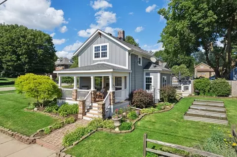 60 N Wisconsin St, Carpentersville, IL 60110
