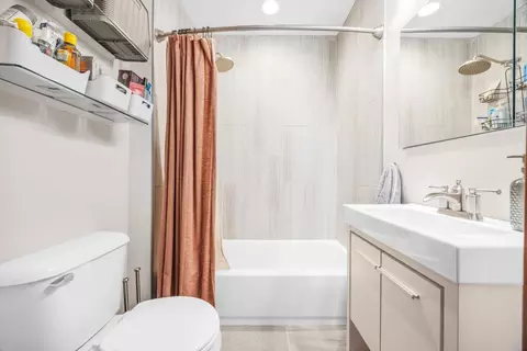Bath - 4029 Amelia Ave, Lyons, IL 60534 photo 1 of 2