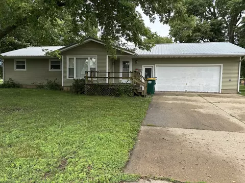 301 S 2nd St, Walnut, IL 61376