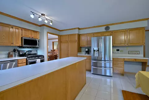 Kitchen - 213 John Dr, Bartlett, IL 60103 photo 3 of 6