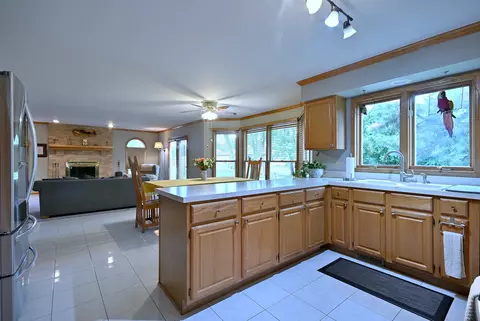 Kitchen - 213 John Dr, Bartlett, IL 60103 photo 4 of 6