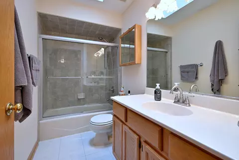 Bath - 213 John Dr, Bartlett, IL 60103 photo 3 of 4