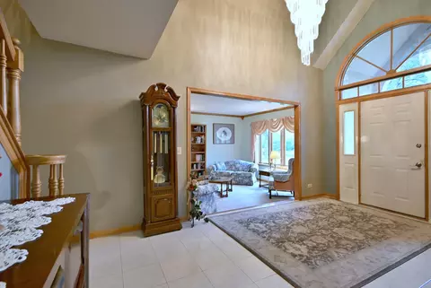 Entry Way - 213 John Dr, Bartlett, IL 60103 photo 3 of 4