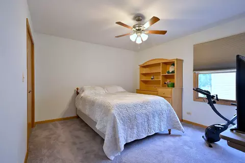 Bedroom - 213 John Dr, Bartlett, IL 60103 photo 4 of 5
