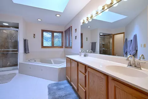 Bath - 213 John Dr, Bartlett, IL 60103 photo 2 of 4