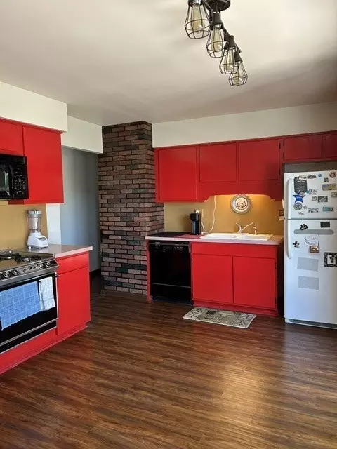Kitchen - 329 Shield Ct, Bolingbrook, IL 60440 photo 5 of 5