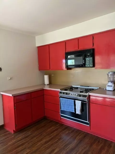 Kitchen - 329 Shield Ct, Bolingbrook, IL 60440 photo 3 of 5
