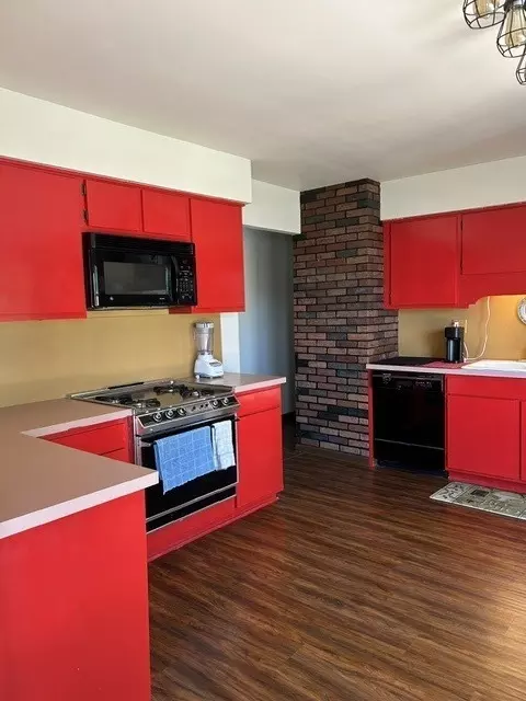 Kitchen - 329 Shield Ct, Bolingbrook, IL 60440 photo 4 of 5