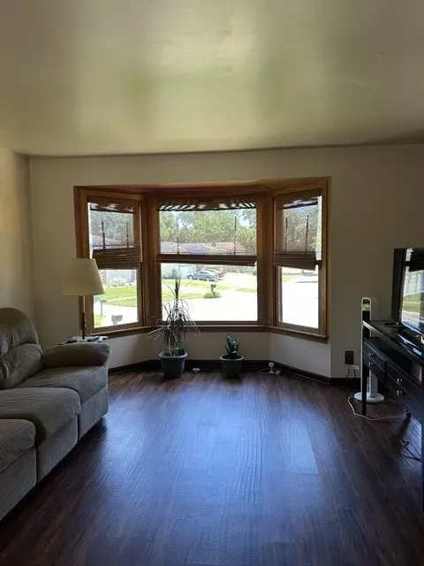 Living - 329 Shield Ct, Bolingbrook, IL 60440 photo 2 of 5