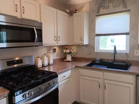 Kitchen - 1506 Lasser Dr, Plainfield, IL 60586 photo 2 of 2