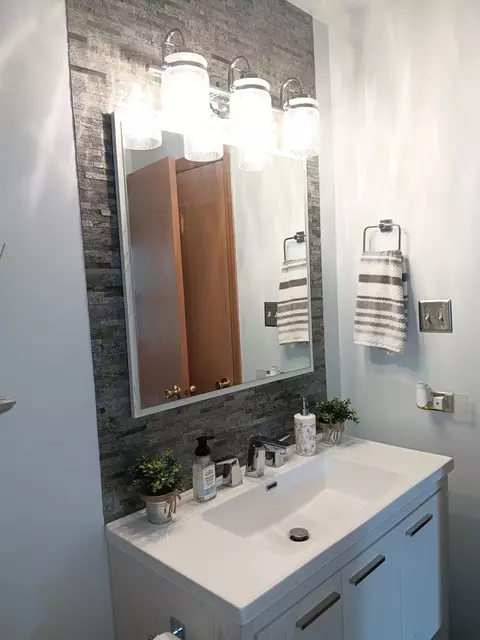 Bath - 1506 Lasser Dr, Plainfield, IL 60586 photo 2 of 3