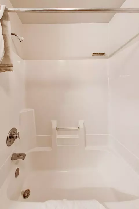 Bath - 231 Hillcrest Ln, Steger, IL 60475 photo 2 of 4