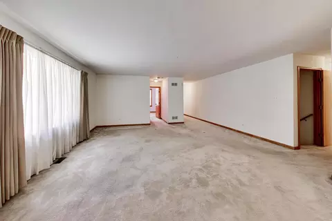 Living - 231 Hillcrest Ln, Steger, IL 60475 photo 5 of 8