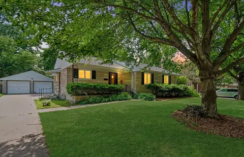 2112 Boudreau Dr, Urbana, IL 61801