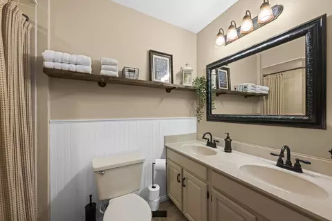 Bath - 1565 Freeman Rd, Hoffman Estates, IL 60192 photo 2 of 5