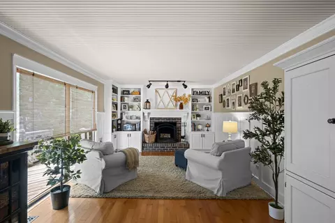 Living - 1565 Freeman Rd, Hoffman Estates, IL 60192 photo 6 of 7