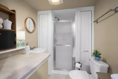 Bath - 1565 Freeman Rd, Hoffman Estates, IL 60192 photo 5 of 5