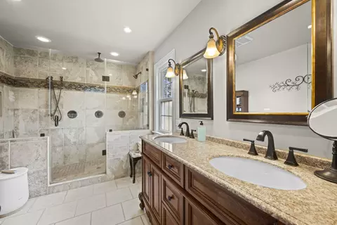 Bath - 1565 Freeman Rd, Hoffman Estates, IL 60192 photo 3 of 5