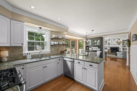 Kitchen - 1565 Freeman Rd, Hoffman Estates, IL 60192 photo 1 of 3