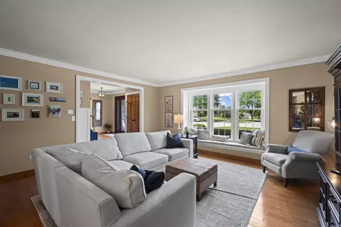 Living - 1565 Freeman Rd, Hoffman Estates, IL 60192 photo 4 of 7