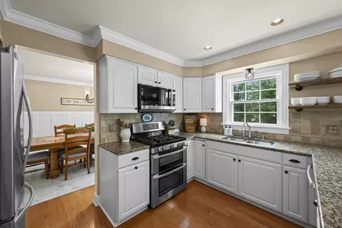 Kitchen - 1565 Freeman Rd, Hoffman Estates, IL 60192 photo 2 of 3