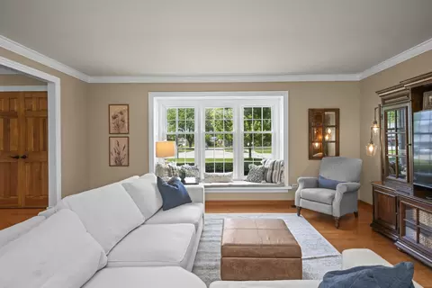 Living - 1565 Freeman Rd, Hoffman Estates, IL 60192 photo 3 of 7