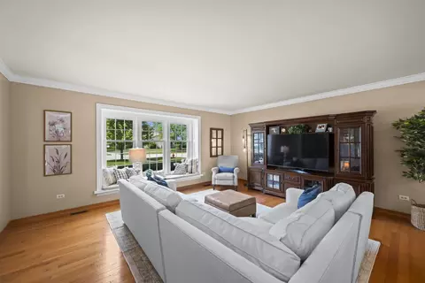 Living - 1565 Freeman Rd, Hoffman Estates, IL 60192 photo 2 of 7