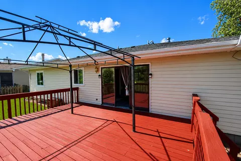 Exterior - 5111 Springdale Ln, Mchenry, IL 60050 photo 5 of 6