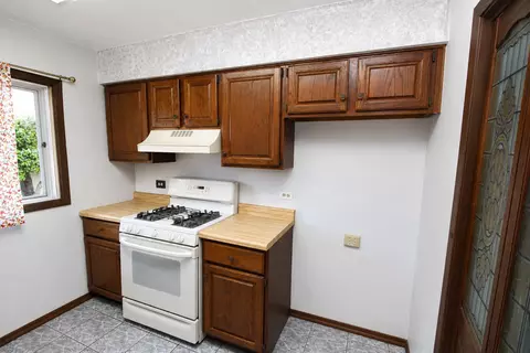 Kitchen - 5111 Springdale Ln, Mchenry, IL 60050 photo 2 of 2