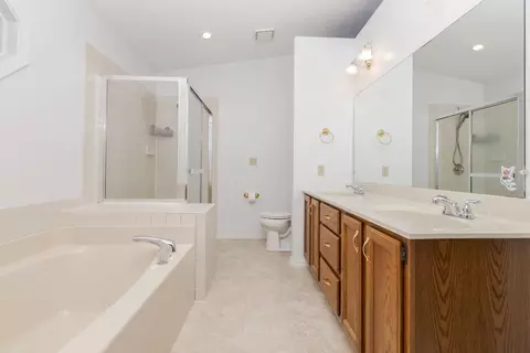 Bath - 3 Shagbark Ct, Bloomington, IL 61701 photo 3 of 6