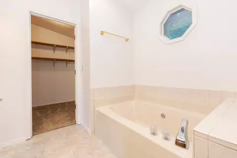 Bath - 3 Shagbark Ct, Bloomington, IL 61701 photo 5 of 6