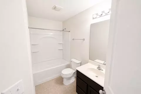 Bath - 1709 Windward Dr, Pingree Grove, IL 60140 photo 2 of 3
