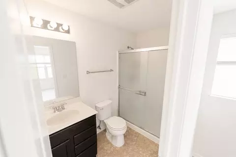 Bath - 1709 Windward Dr, Pingree Grove, IL 60140 photo 3 of 3