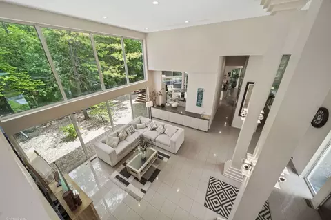 Living - 2 Dunsinane Ln, Bannockburn, IL 60015 photo 1 of 4