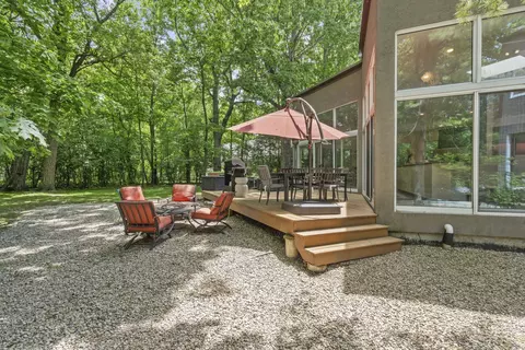 Exterior - 2 Dunsinane Ln, Bannockburn, IL 60015 photo 5 of 7