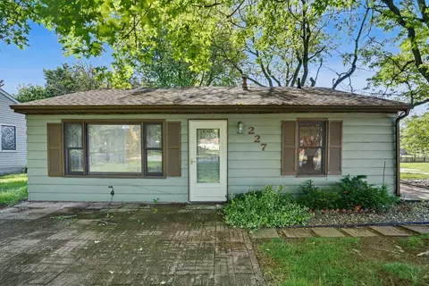 227 S 14th St, Le Claire, IA 52753