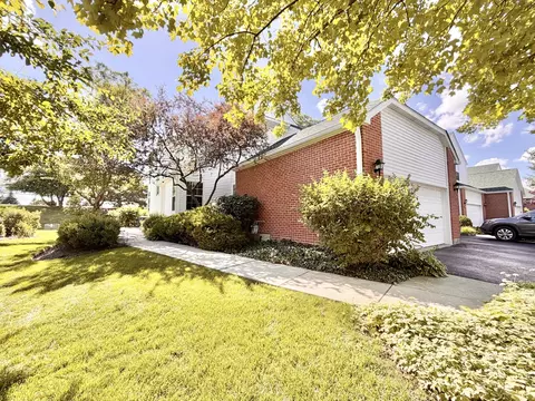110 Pembroke Cir, Lake Bluff, IL 60044