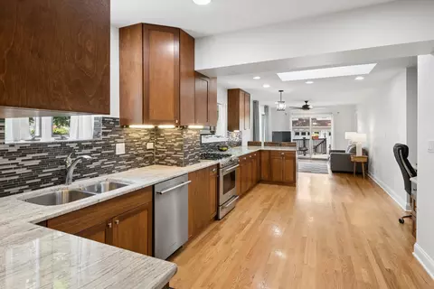 Kitchen - 208 Parkview Rd, Riverside, IL 60546 photo 3 of 4