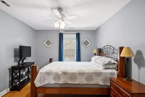 Bedroom - 208 Parkview Rd, Riverside, IL 60546 photo 3 of 6