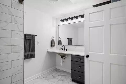Bath - 208 Parkview Rd, Riverside, IL 60546 photo 2 of 5