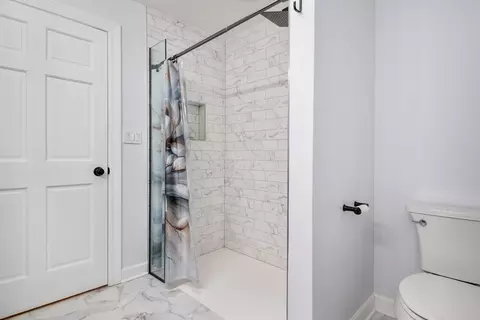 Bath - 208 Parkview Rd, Riverside, IL 60546 photo 3 of 5
