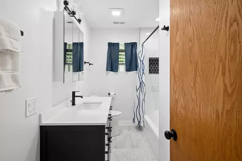Bath - 208 Parkview Rd, Riverside, IL 60546 photo 4 of 5