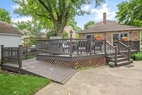 Exterior - 208 Parkview Rd, Riverside, IL 60546 photo 4 of 9