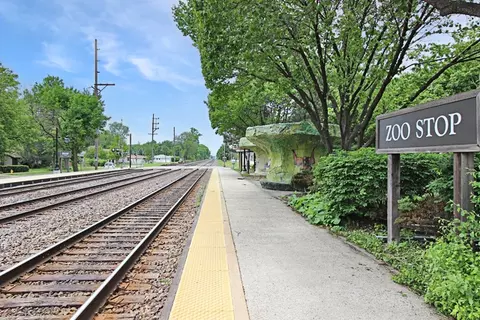 Exterior - 208 Parkview Rd, Riverside, IL 60546 photo 7 of 9
