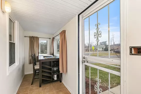 Entry Way - 306 Johnson St, East Dundee, IL 60118 photo 1 of 3